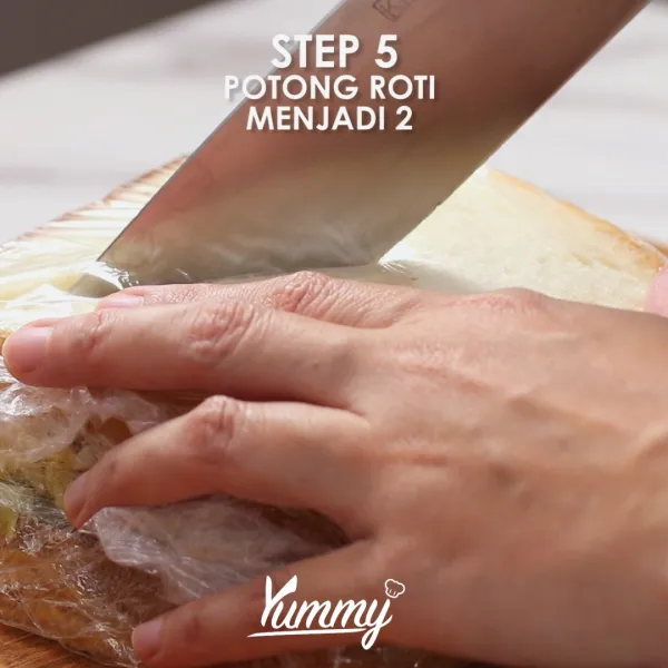 Potong sandwich menjadi 2 bagian. Sandwich Telur Dadar Spesial siap disantap.