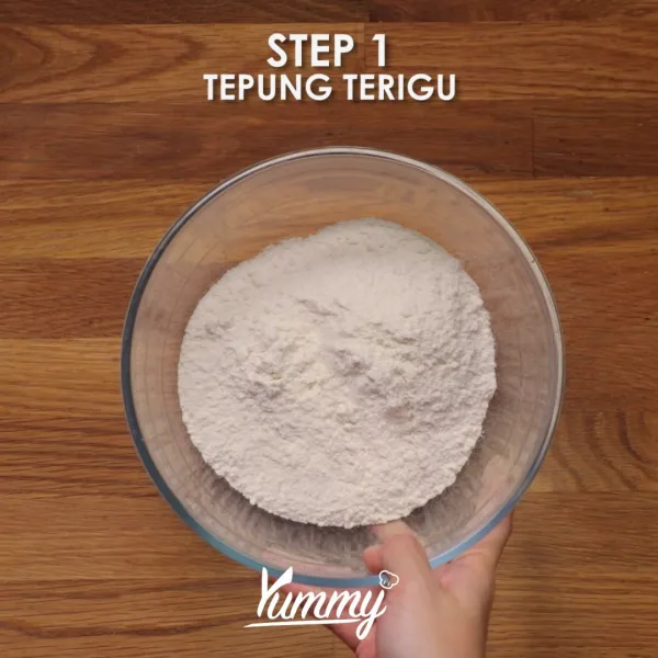 Campurkan tepung dan garam. Kemudian tambahkan air hangat secara bertahap sambil diaduk. Kemudian uleni dengan tangan hingga tercampur rata. Tuangkan minyak, diamkan adonan pada mangkuk selama 30 menit. Tutup dengan plastic wrap.