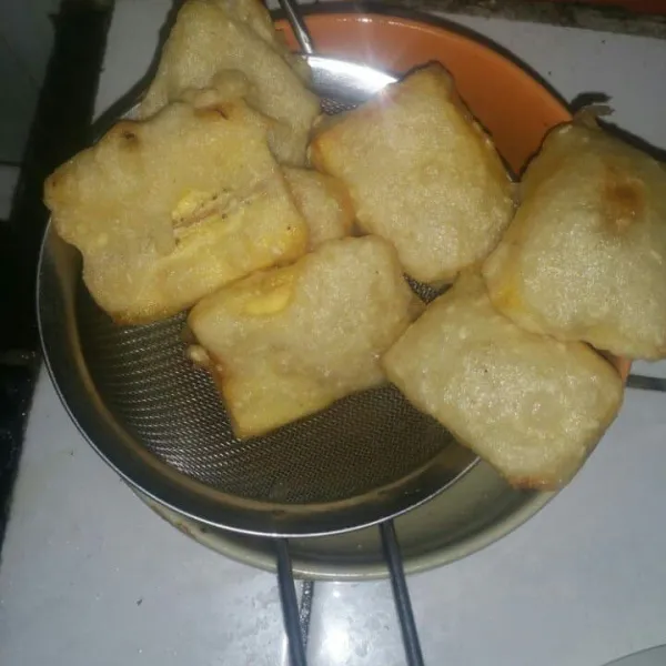 Goreng sampai setengah kering lalu tiriskan, goreng semua pisang sampai habis.