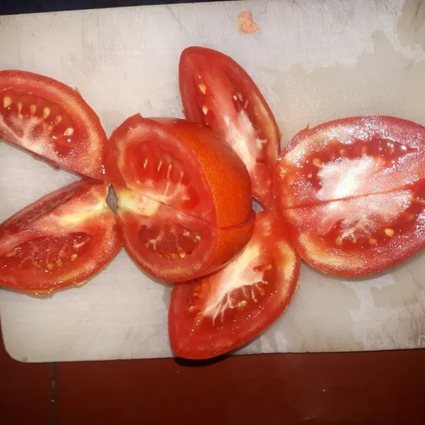 Potong-potong tomat.