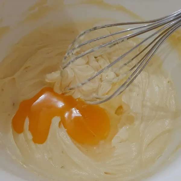 Masukkan kuning telur dan vanila essence, aduk hingga creamy.