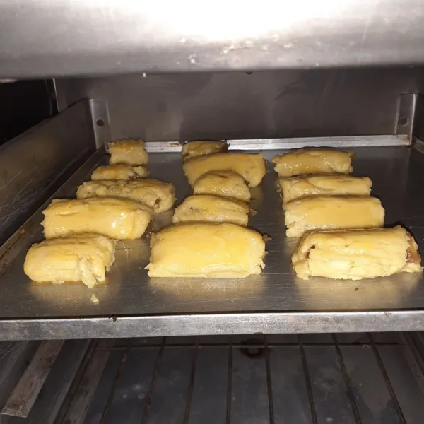 Panaskan oven, panggang adonan hingga kuning keemasan.