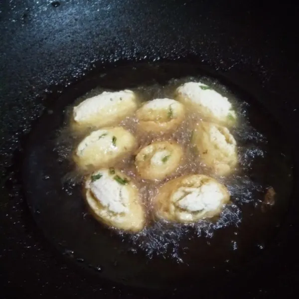 Panaskan minyak goreng, bentuk oval tahu dengan bantuan sendok kemudian goreng dengan minyak panas hingga kuning keemasan. Angkat dan tiriskan.