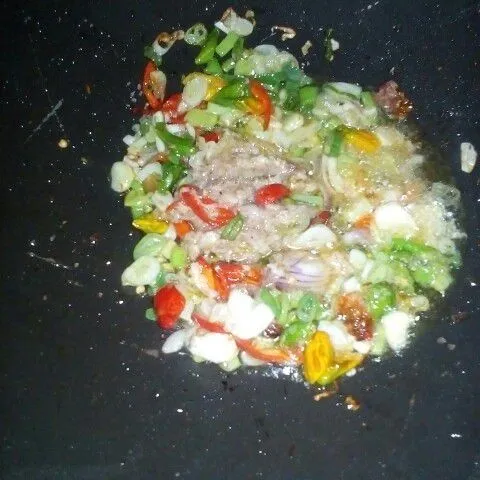 Tumis bahan yang sudah dipotong kecil-kecil dan bumbu yang sudah dihaluskan lalu ratakan.