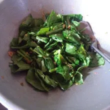 Masukkan sawi hijau, aduk rata.