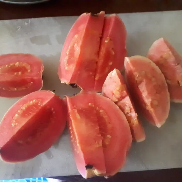 Potong-potong buah agar lebih mudah saat di blender, pertama saya potong-potong jambu merah.