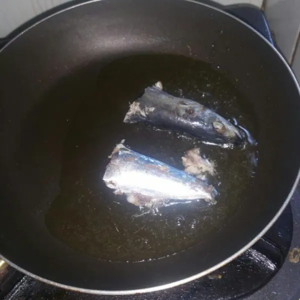 Panaskan minyak, goreng ikan sampai matang, tiriskan dan sisihkan terlebih dahulu.