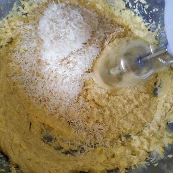 Masukkan telur dan keju parut kemudian mixer kembali selama kurang lebih 1,5 menit.