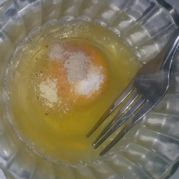 Kocok lepas telur beri garam, lada bubuk, dan kaldu bubuk.