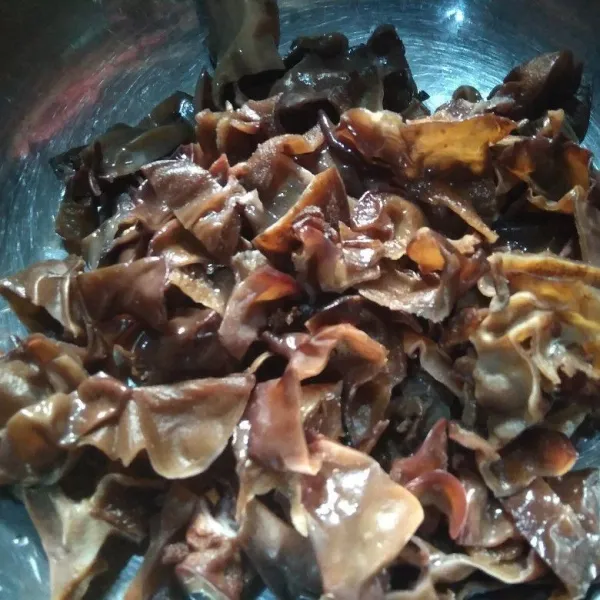 Cuci bersih jamur kuping, buang bonggolnya yang keras kemudian potong potong sesuai selera.
