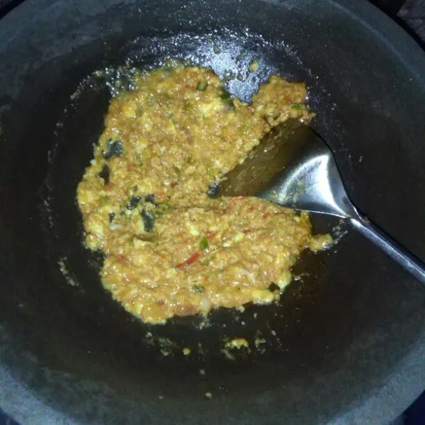 Aduk rata hingga telur berserabut.