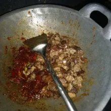 Panaskan kembali wajan ynag sudah ada bumbunya, masukkan hati ampela, aduk merata hingga bumbu meresap sampai kering. Sajikan setelah matang.