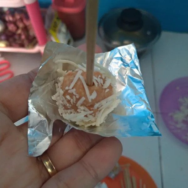 Bungkus lolipop dengan alumunium foil untuk disimpan di freezer.
