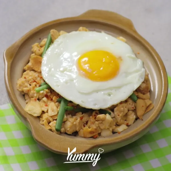 Sajikan Nasi Ayam Cincang Telur Asin dengan bahan pelengkap sesuai selera.