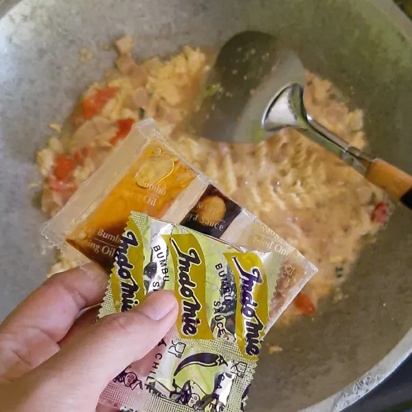 masukan mie instan beserta bumbu dan saus tiram, aduk rata sampai mie matang