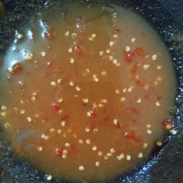 Tambahkan 3 sendok makan air dan aduk rata.