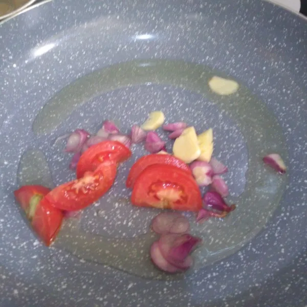 Tumis bawang putih dan bawang merah sampai harum,  setelah itu masukan tomat