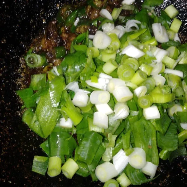 Tambahkan irisan bawang prei, tumis hingga layu dan berubah warna.