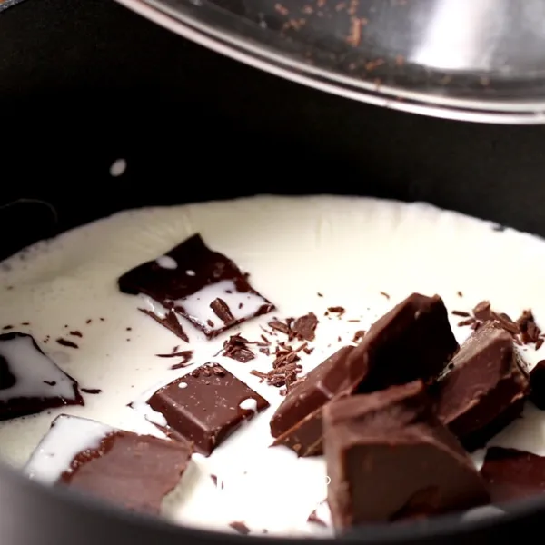 Chocolate ganache: siapkan sauce pan, panaskan whip cream di atas api kecil. Kemudian masukkan dark coklat ke dalamnya, aduk rata hingga semua bahan tercampur dan coklat meleleh. Tambahkan mentega tawar.