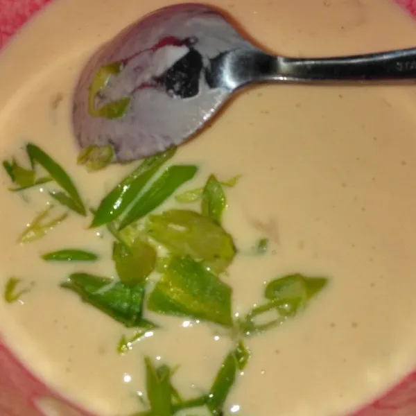 Masukkan daun bawang, aduk rata.