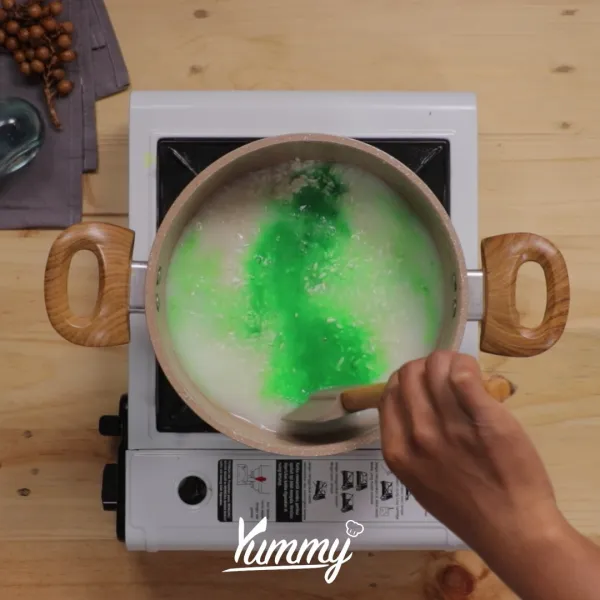 Campurkan ketan yang telah dicuci, santan cair, gula dan perasa pandan dalam panci. Setelah itu rebus hingga airnya habis, lalu kukus hingga matang.