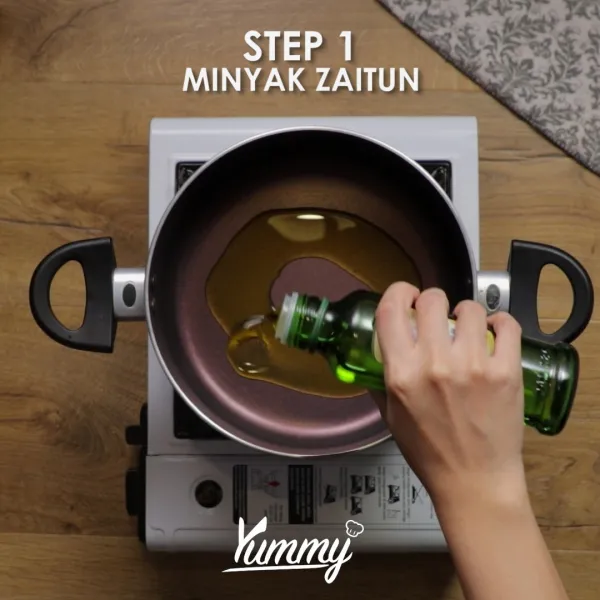 Panaskan mentega tawar dan minyak zaitun. Kemudian tambahkan bawang bombay, masak hingga layu dan harum, lalu tambahkan bawang putih. Aduk rata, masak hingga harum.