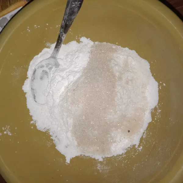 Campur tepung tapioka, tepung terigu dan gula ke dalam wadah aduk-aduk.