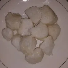 Siapkan piring saji, masukan potongan lontong. Siram dengan sayur labu tambahkan kerupuk. Sajikan.