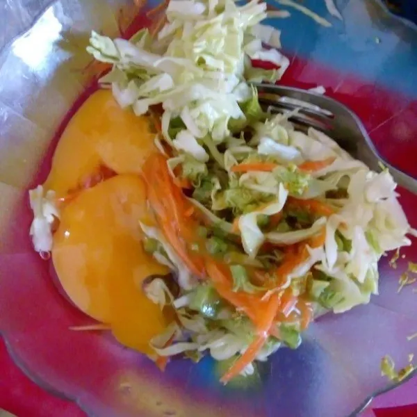 Iris sayuran dan campurkan ke telur.