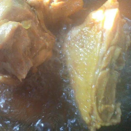 setelah matang angkat ayam lalu goreng ayam sampai kuning kecoklatan