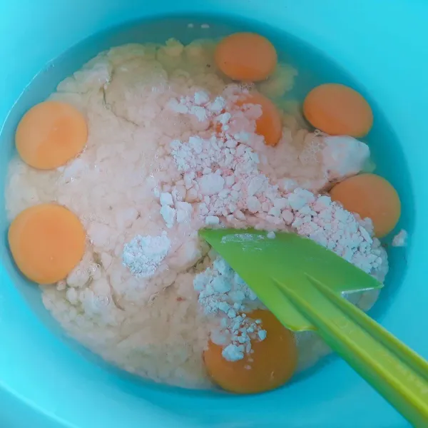 Mixer telur dan gula hingga kental berjejak sekitar 10 menit.