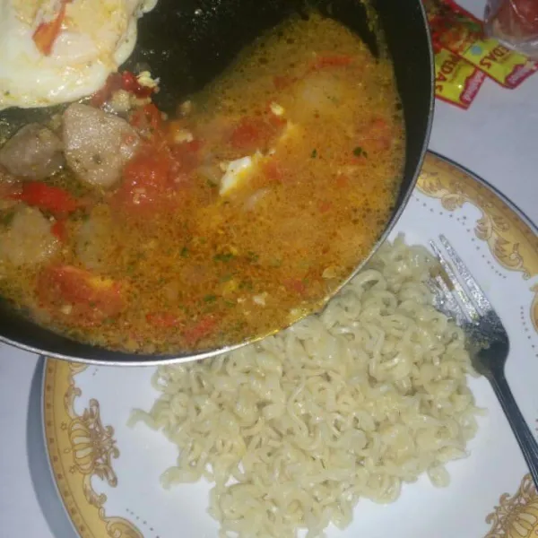 Siram kuah ke mie,sajikan.