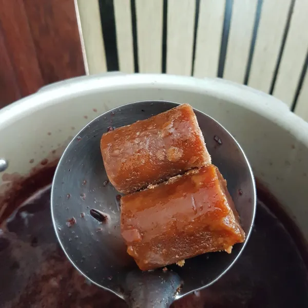 Kemudian masak hingga ketan hitam menjadi empuk (bila kurang air, boleh di tambahkan air lagi). Setelah itu tambahkan gula merah, aduk hingga gula merah larut.