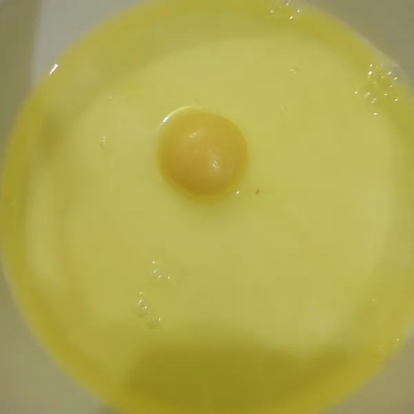 Gulingkan adonan pada putih telur.