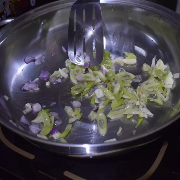 Tumis bawang merah, bawang putih, dan daun bawang sampai harum.