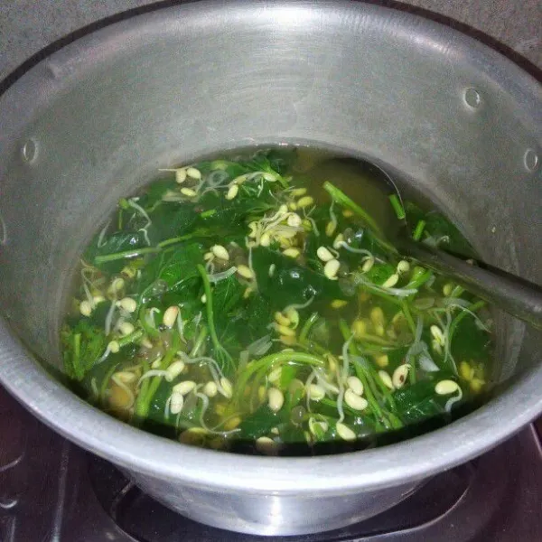 Setelah daun ubi mulai layu, masukkan irisan seledri, aduk rata, tes rasa lalu siap disajikan.
