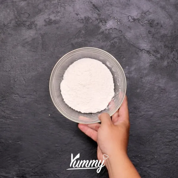 Campurkan tepung terigu, tepung maizena dan kaldu bubuk setelah itu aduk hingga tercampur rata. Sisihkan.