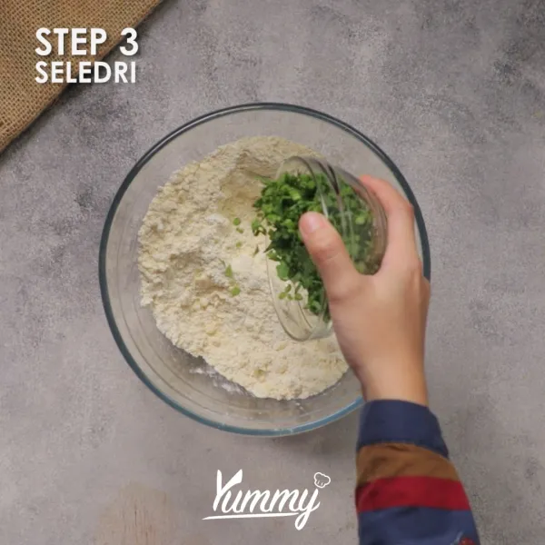 Tambahkan daun bawang dan seledri, kemudian tuangi santan sedikit demi sedikit sambil diuleni. Lakukan hingga adonan kalis.