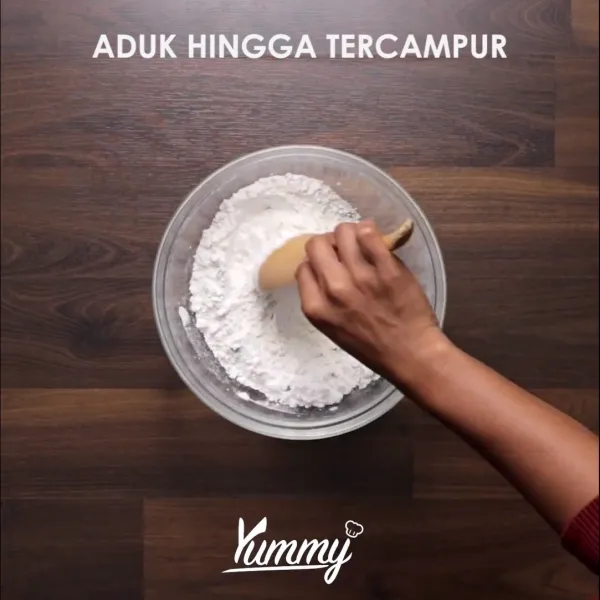 Campurkan tepung kanji, tepung terigu, garam, penyedap, bawang putih bubuk dan daun bawang lalu aduk hingga rata.