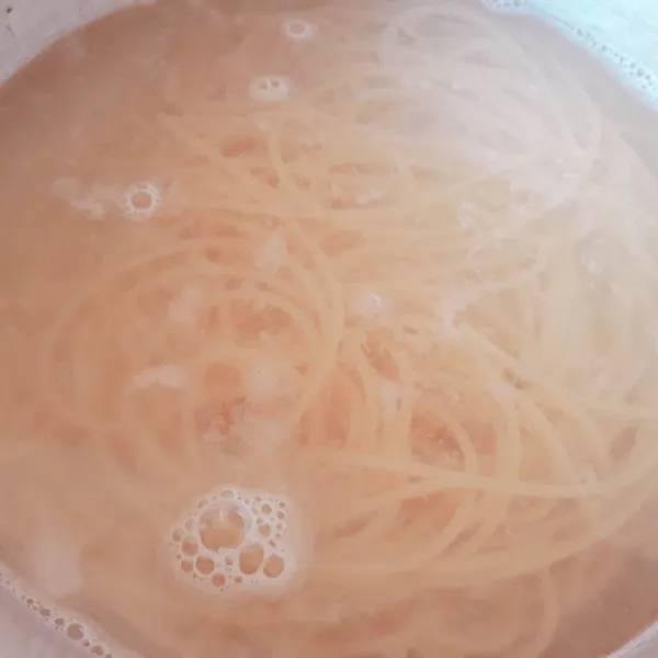 Rebus spaghetti dengan air mendidih dan sedikit garam selama sekitar 15 menit, tiriskan.