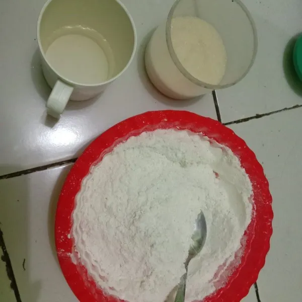 Masukkan dalam wadah kelapa parut dan tepung ketan menjadi 1 dalam wadah, siapkan gula dan air.