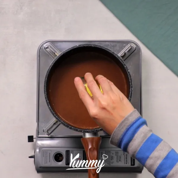 Matikan api, masukkan mentega tawar dan vanilla pasta, aduk rata. Sisihkan dan dinginkan pada suhu ruang.