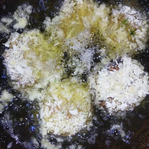 Panaskan minyak goreng kemudian goreng terong isi hingga matang. Angkat, tiriskan dan sajikan.