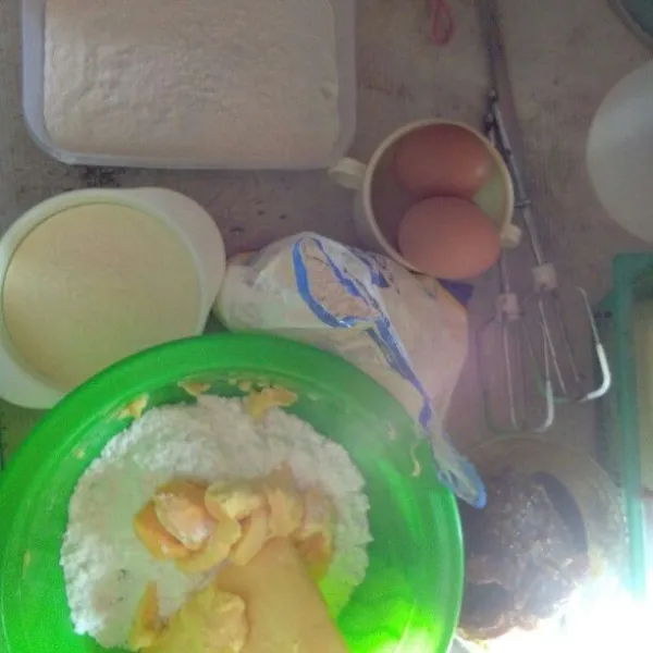 Lalu siapkan bahan kulit nastar, kocok kuning telur dan gula sampai tercampur.