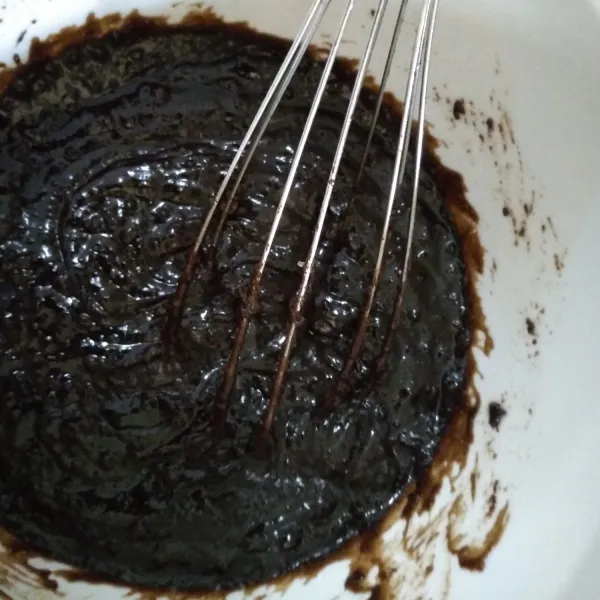 Aduk sampai rata, tapi jangan overmix supaya tidak bantet.