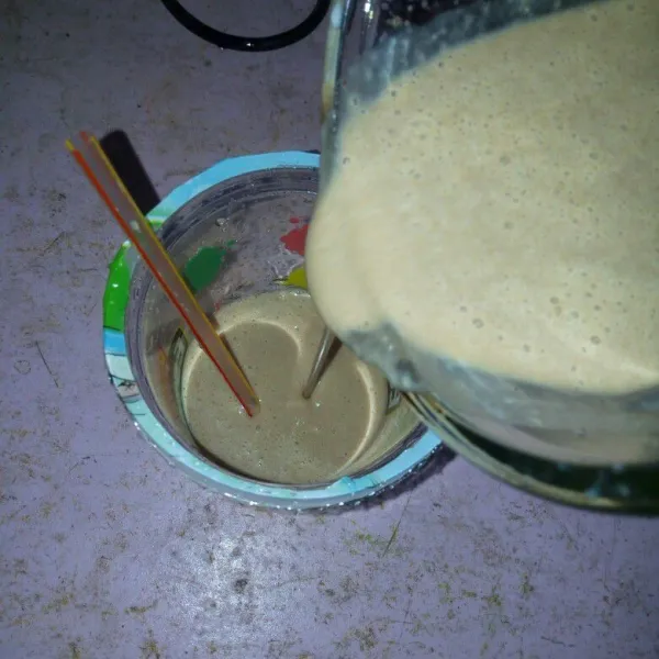 Tuangkan ke dalam gelas saji.