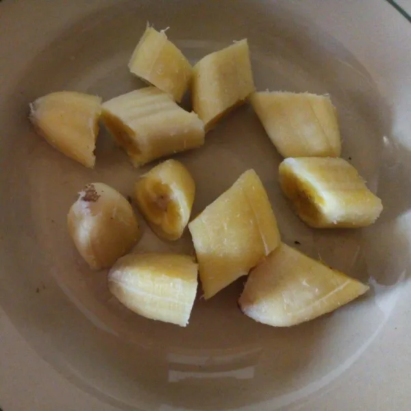 Rebus pisang sampai matang lalu potong-potong.