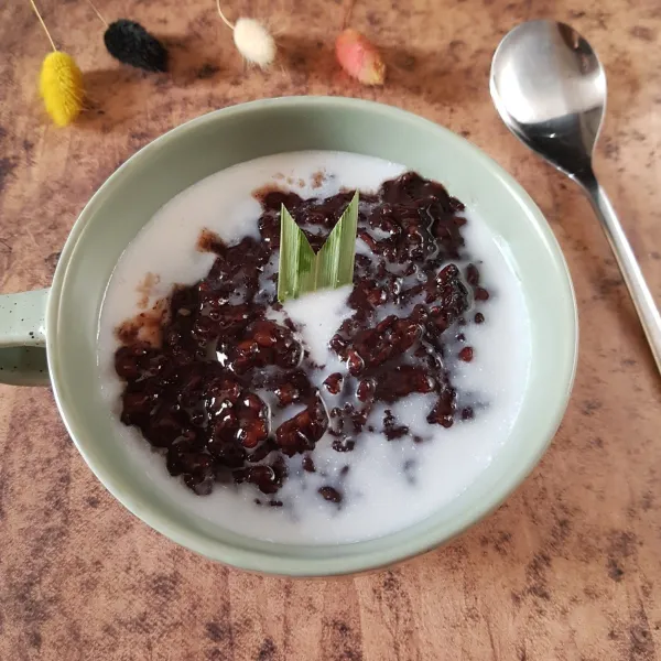 Sajikan bersama dengan kuah santan.