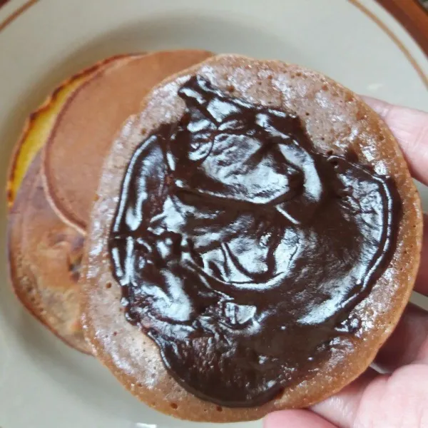 Isi bagian dalam kulit cake dengan selai coklat lalu tumpuk. lakukan sampai semua kulit habis.