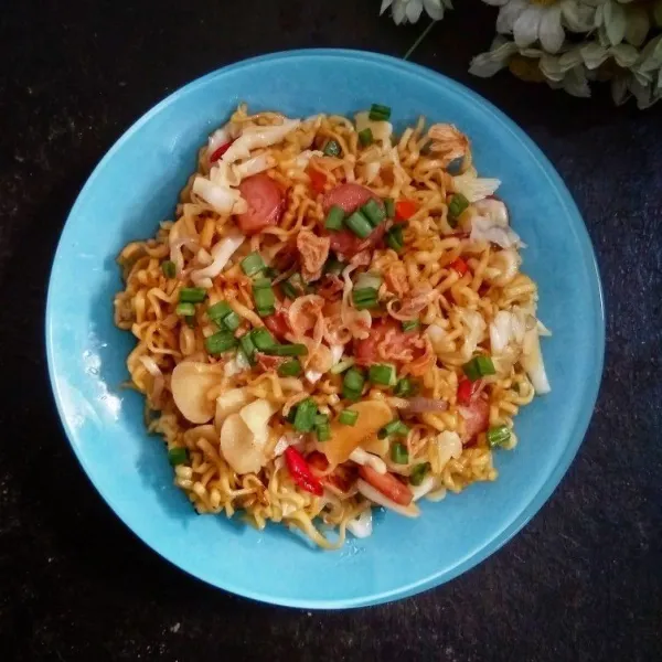 Siapkan 1 piring mie goreng sebagai isian martabak.